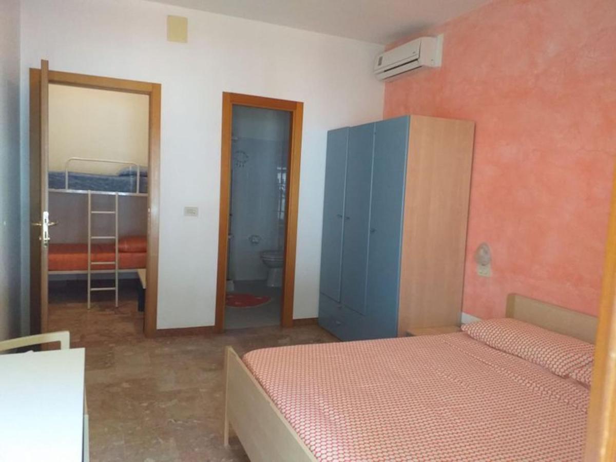 Room In Bb - Spacious Double Room Beside The Sea بينيتو المظهر الخارجي الصورة