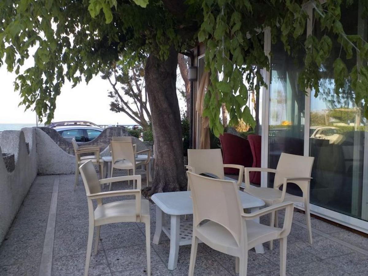 Room In Bb - Spacious Double Room Beside The Sea بينيتو المظهر الخارجي الصورة